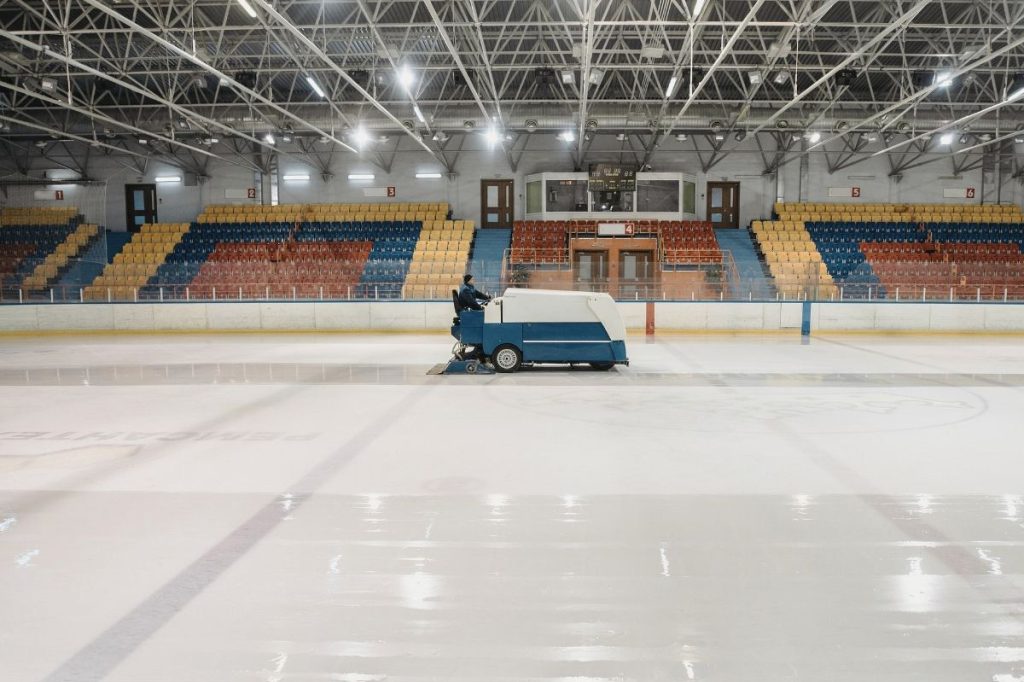 Ishall i modern multisportarena där fastighetsautomation används för energioptimering, energiåtervinning och effektiv drift.