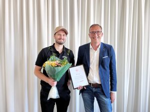 Per Danielsson, projektledare på INUstyr, tar emot priset från Higabs vd Fredrik Setterberg.