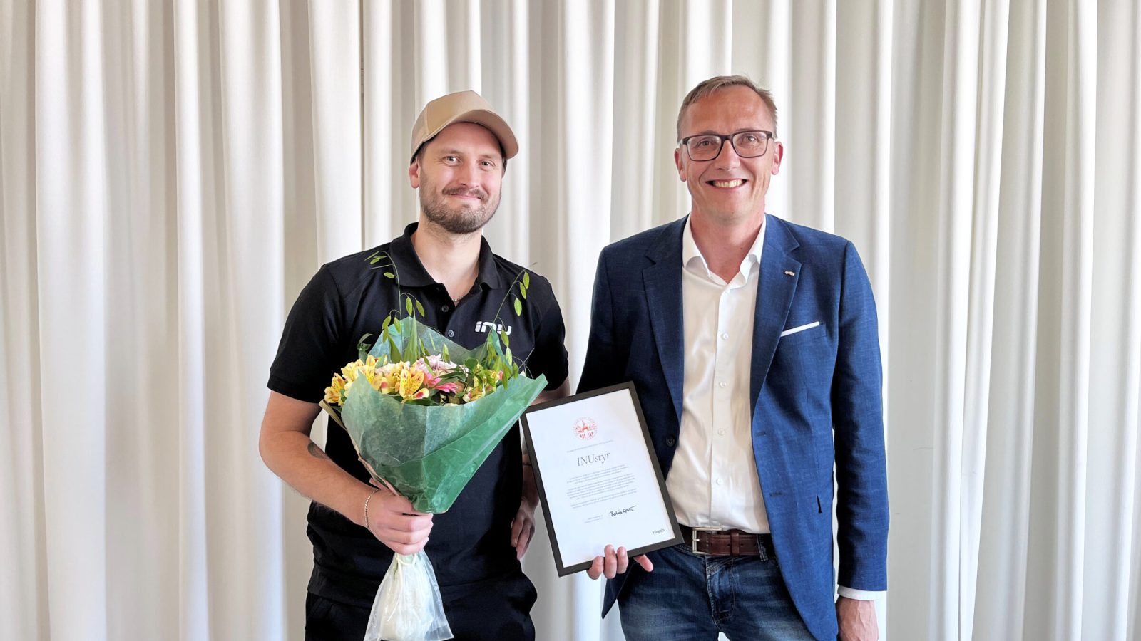 Per Danielsson, projektledare på INUstyr, tar emot priset från Higabs vd Fredrik Setterberg.
